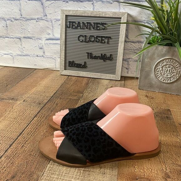 Diane Von Furstenberg
Baile Leopard-Print Suede Sandals - Picture 12 of 13